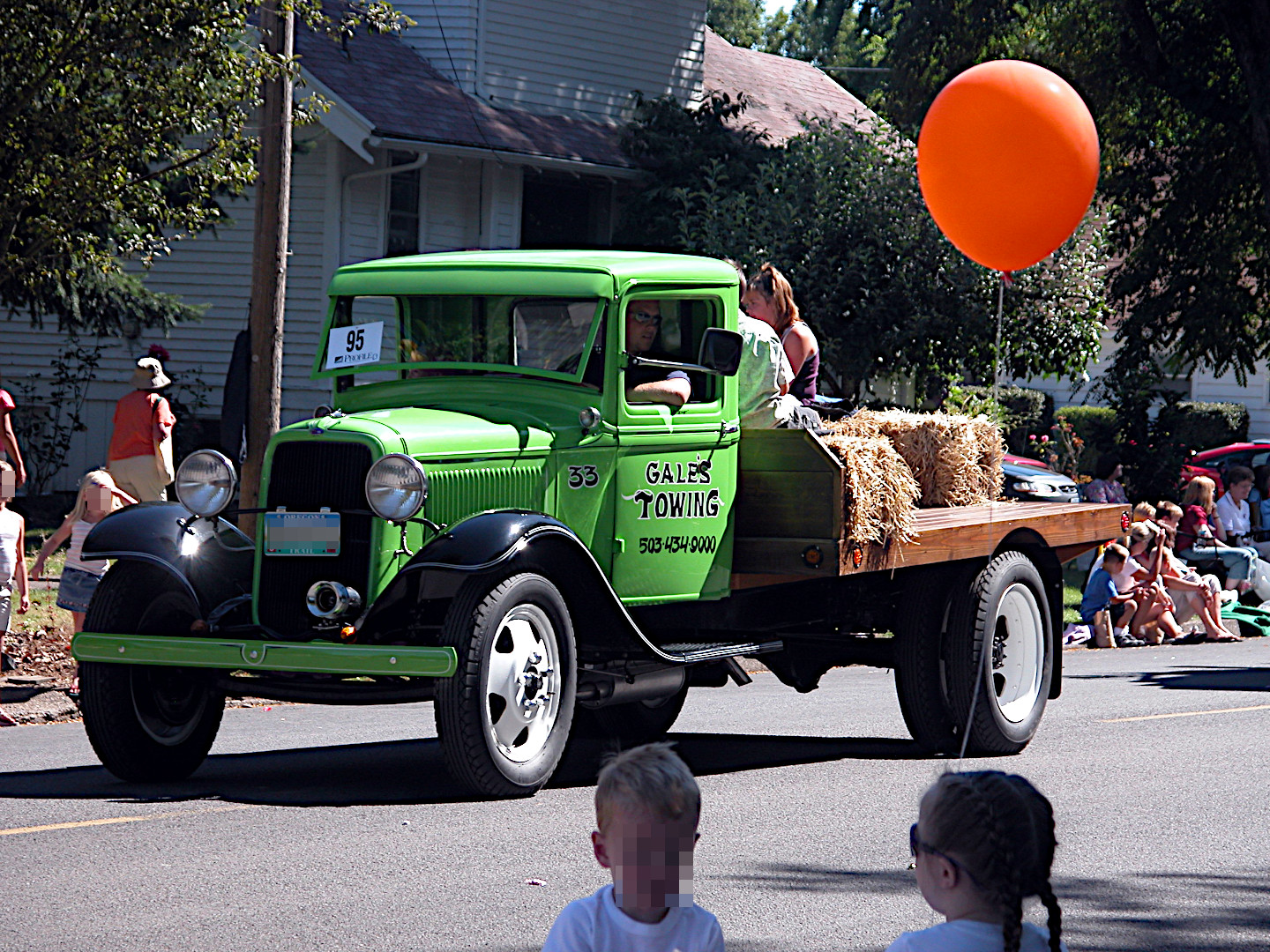 Flatbed tow truck for light-duty towing